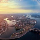 Miniatura fototapety Panorama miasta z rzeką o zachodzie