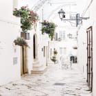 Miniatura fototapety Uliczka z białymi budynkami