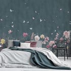 Miniatura fototapety Kwiaty na tle ciemnego nieba we wnętrzu sypialni