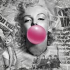 Miniatura fototapety Kobieta z różową gumą do żucia