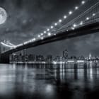 Miniatura fototapety Most nad rzeką nocą