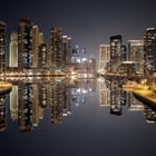 Miniatura fototapety Wieżowce nocą, odbicie w wodzie