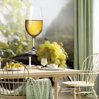 Miniatura fototapety Kieliszek wina na beczce we wnętrzu kuchni