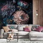 Miniatura fototapety Egzotyczne kwiaty na ciemnym tle we wnętrzu salonu