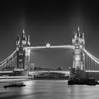 Miniatura fototapety Most zwodzony nocą nad wodą