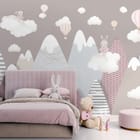 Miniatura fototapety Góry z chmurami i balonami we wnętrzu pokoju dziecka