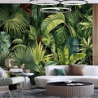 Miniatura fototapety Tropikalne liście w zieleni we wnętrzu salonu