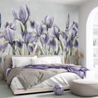 Miniatura fototapety Fioletowe irysy na jasnym tle we wnętrzu sypialni