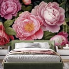 Miniatura fototapety Różowe piwonie na czarnym tle we wnętrzu sypialni