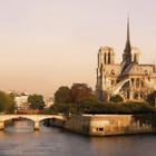 Miniatura fototapety Katedra nad rzeką w mieście