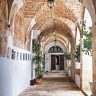 Miniatura fototapety Kamienny korytarz z łukami