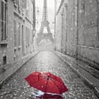 Miniatura fototapety Czerwony parasol na mokrej ulicy
