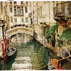 Miniatura fototapety Urokliwy kanał Wenecji z gondolą