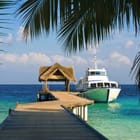 Miniatura fototapety Relaks na molo z łodzią