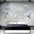 Miniatura fototapety Perły na białym materiale we wnętrzu sypialni
