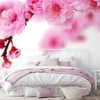 Miniatura fototapety Sakura z różowymi kwiatami we wnętrzu sypialni