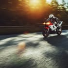Miniatura fototapety Motocykl w ruchu na drodze