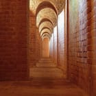 Miniatura fototapety Ceglany korytarz 3D z łukami