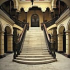 Miniatura fototapety Monumentalne schody w zabytkowym wnętrzu