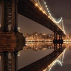Miniatura fototapety Most oświetlony nocą nad wodą