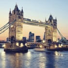 Miniatura fototapety Most z wieżami nad rzeką o zmierzchu