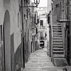 Miniatura fototapety Kamienna uliczka z lampami