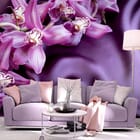 Miniatura fototapety Fioletowe orchidee na tkaninie we wnętrzu salonu