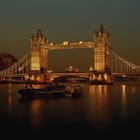 Miniatura fototapety Oświetlony most nocą z wieżami