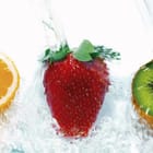 Miniatura fototapety Owoce w wodzie – świeżość i dynamika