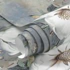 Miniatura fototapety Magnolie na gałęzi z zielonymi liśćmi - realne zdjęcie w rolce