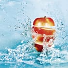 Miniatura fototapety Jabłko w wodzie z rozpryskami