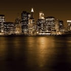 Miniatura fototapety Panorama miasta nocą nad wodą