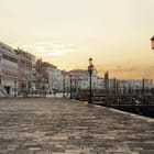 Miniatura fototapety Kamienice przy nabrzeżu o zachodzie