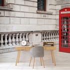 Miniatura fototapety Czerwona budka na ulicach Londynu - aranżacja w biurze