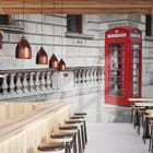 Miniatura fototapety Czerwona budka na ulicach Londynu - aranżacja w kawiarni