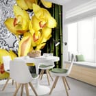 Miniatura fototapety Żółte orchidee na mokrej powierzchni we wnętrzu kuchni