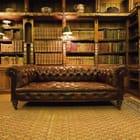 Miniatura fototapety Elegancka biblioteka z kanapą