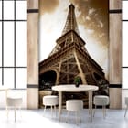 Miniatura fototapety Perspektywa Wieży Eiffla we wnętrzu kawiarni