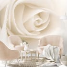 Miniatura fototapety Biała róża z kroplami wody we wnętrzu salonu