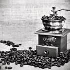 Miniatura fototapety Stary młynek do kawy z ziarnami
