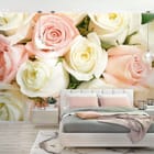 Miniatura fototapety Bukiet różowych i białych róż we wnętrzu sypialni