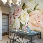 Miniatura fototapety Bukiet różowych i białych róż we wnętrzu kuchni