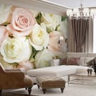 Miniatura fototapety Bukiet różowych i białych róż we wnętrzu salonu