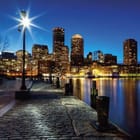 Miniatura fototapety Panorama miasta nocą nad wodą