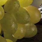 Miniatura fototapety Kieliszek wina na beczce - realne zdjęcie w rolce
