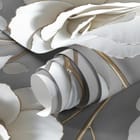 Miniatura fototapety Eleganckie białe róże z liśćmi - realne zdjęcie w rolce