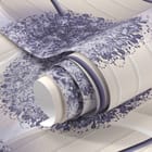 Miniatura fototapety Fioletowe kwiaty i białe okręgi - realne zdjęcie w rolce