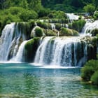 Miniatura fototapety Zielony wodospad wśród skał