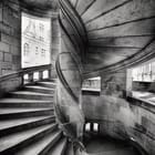 Miniatura fototapety Kręcone kamienne schody wewnętrzne