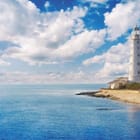 Miniatura fototapety Latarnia na skalistym brzegu